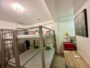 Rúm í herbergi á Tacloban EVMC Gdex Transient House