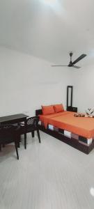 Postel nebo postele na pokoji v ubytování Nilaveli Beach Rooms