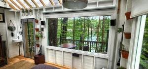 Balkón nebo terasa v ubytování Stabbin Cabin #2 on Grant Island - Hot Tub, Boat, Pet Friendly