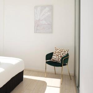 Ένα ή περισσότερα κρεβάτια σε δωμάτιο στο Cozy 2-bedroom Apartment, Free Parking, close to Olympic park