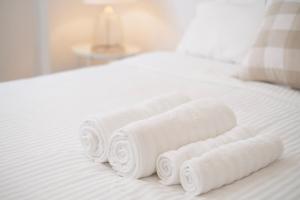 Ένα ή περισσότερα κρεβάτια σε δωμάτιο στο Cozy 2-bedroom Apartment, Free Parking, close to Olympic park +25 φωτογραφίες