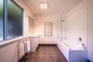 Koupelna v ubytování Freycinet Haven- 4-bedroom house at the edge of the National Park & great views of the Hazards! + 35 fotografií