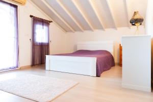 een witte slaapkamer met een bed en een tapijt bij Villa Moon - Tranquil 3BR Villa with Private Pool in Koycegiz +59 foto's
