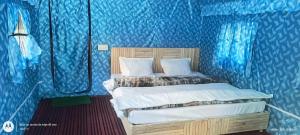 Ένα ή περισσότερα κρεβάτια σε δωμάτιο στο cliff camps barot