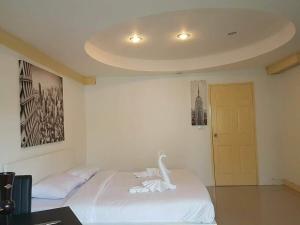 une chambre avec un lit avec un cygne dessus dans l'établissement Sea Breeze Patong Holiday Condo, à Patong Beach