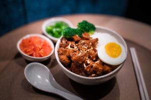 Jídlo v hotelu nebo okolí