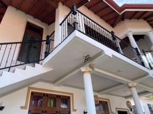 Balkón nebo terasa v ubytování BlissFam Villa & Hostel