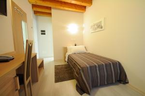Posteľ alebo postele v izbe v ubytovaní Albergo Leon Bianco Gonars
