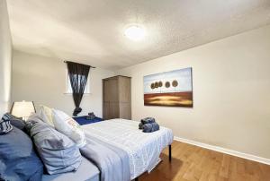una camera da letto con un letto con un orsacchiotto sopra di Toronto Deluxe Room-BEST LOCATION-FREE PARKING& WIFI a Richmond Hill