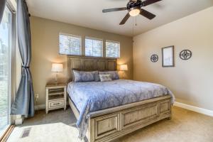 Postel nebo postele na pokoji v ubytování Bright, Modern Retreat in Eagle Crest Resort + 36 fotografií