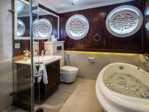 un bagno con un water, un lavandino e una vasca di Bhaya Luxury Halong Cruise - Manage by LuxCruises a Ha Long Altre 33 foto