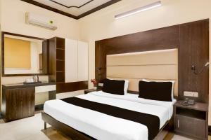 Postel nebo postele na pokoji v ubytování Hotel Grand Tark A Family Hotel Near IGI Airport Delhi