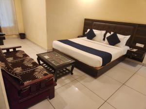 Postel nebo postele na pokoji v ubytování Hotel Grand Tark A Family Hotel Near IGI Airport Delhi