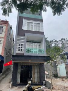 カットバ島にあるỚt Hostel - 128 Cái Bèo, TT Cát Bàの正面に駐輪場がある家 +9枚の写真