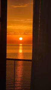 un coucher de soleil depuis un bateau de croisière dans l'établissement NBG Aparthotel, à Batoumi