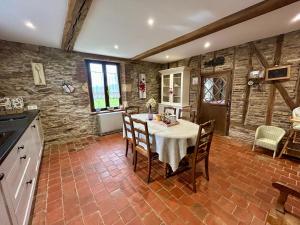 une cuisine et une salle à manger avec une table et des chaises dans l'établissement Cottage chez Emilie, à Beaulieu 18 autres photos