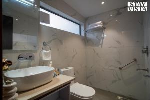 Koupelna v ubytování StayVista at Bourbon Sky with Bonfire, BBQ, Lawn + 23 fotografií