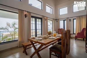 Posezení v ubytování StayVista at Bourbon Sky with Bonfire, BBQ, Lawn