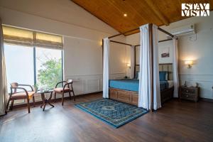 Postel nebo postele na pokoji v ubytování StayVista at Bourbon Sky with Bonfire, BBQ, Lawn