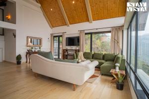 TV a/nebo společenská místnost v ubytování StayVista at Bourbon Sky with Bonfire, BBQ, Lawn