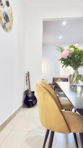 Fotografie z fotogalerie ubytování 3BR Glebe Retro Jungle Escape Near Darling Harbour v destinaci Sydney