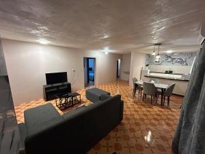 salon z kanapą i stołem w obiekcie Raj's appartment 02 w mieście Nadi