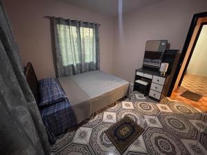 mała sypialnia z łóżkiem i lustrem w obiekcie Raj's appartment 02 w mieście Nadi