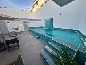 a swimming pool in the middle of a building at Oasis Hotel in San Andrés