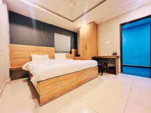 Postel nebo postele na pokoji v ubytování Hotel Royal Tela Plaza Near IGI Airport Delhi