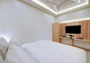 Postel nebo postele na pokoji v ubytování Hotel Royal Tela Plaza Near IGI Airport Delhi
