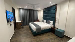 Postel nebo postele na pokoji v ubytování Hotel Royal Tela Plaza Near IGI Airport Delhi