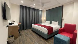 Postel nebo postele na pokoji v ubytování Hotel Royal Tela Plaza Near IGI Airport Delhi