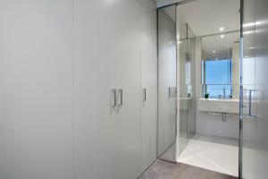 Platinum Luxury Stays at Freshwater Place في ملبورن: حمام مع دش زجاجي ومغسلة +153 صورة