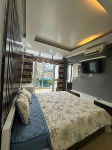 カットバ島にあるỚt Hostel - 128 Cái Bèo, TT Cát Bàのベッドとテレビと窓のある寝室