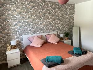 Postel nebo postele na pokoji v ubytování PLOERMEL Centre- Gite touristique 3 étoiles- 2 SdeBain