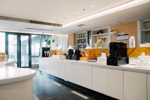 Cucina o angolo cottura di Guangzhou Baiyun Airport Orange Crystal Hotel