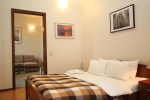 a hotel room with a bed and a chair at TVST Apartments Mayakovskaya in Moscow