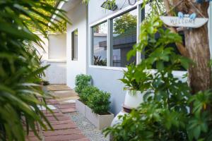 パタヤ・セントラルにあるCozy Gray Gardenの前に植物の家