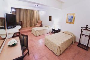 Dayrell Hotel e Centro de Convenções的电视和/或娱乐中心