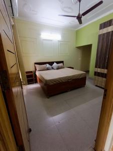 リシケーシュにあるRishidwar Homestayのベッドルーム1室(ベッド1台付)