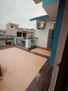 リシケーシュにあるRishidwar Homestayの家のバルコニーの外からの眺め