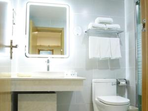 Ένα μπάνιο στο GreenTree Inn Ordos Kangbashi District Ulan Mulun Street Branch +93 φωτογραφίες