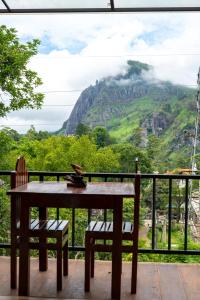 Vista generica sulle montagne o vista sulle montagne dall'interno della stanza in casa privata