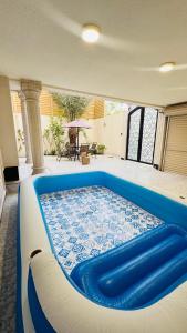 Bazén v ubytování Neem Luxury Villa nebo v jeho okolí