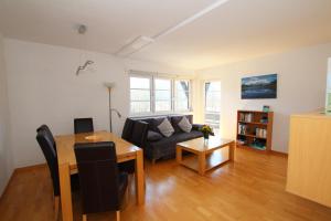 salon z kanapą i stołem w obiekcie Ferienwohnung Wolfsberg w mieście Reutte