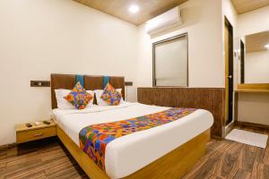 孟买FabExpress Malali Residency的房间里有一张大床的卧室