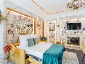 sypialnia z łóżkiem i salonem w obiekcie Merveil - Luxury Suite - Marais - Antoine I w Paryżu +27 zdjęć