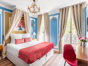 sypialnia z niebieskimi ścianami i łóżkiem z czerwonym kocem w obiekcie Merveil - Luxury Suite - Marais - Antoine I w Paryżu