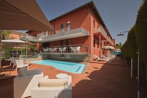 a house with a swimming pool in front of a building at Hotel Le Mura in Lazise