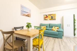 ein Wohnzimmer mit einem Tisch und einem Sofa in der Unterkunft Súpercéntrico Santander in Santander